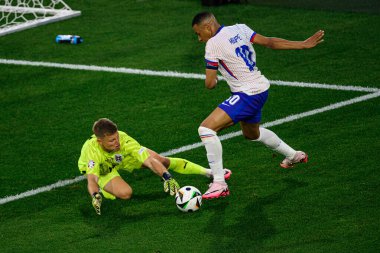 DUESSELDORF, GERMANY - 17 Haziran 2024: Patrick Pentz, Kylian Mbappe, EURO 2024 Avusturya-Fransa futbol maçı Mercur Spiel Arena 'da