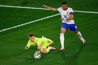 DUESSELDORF, GERMANY - 17 Haziran 2024: Patrick Pentz, Kylian Mbappe, EURO 2024 Avusturya-Fransa futbol maçı Mercur Spiel Arena 'da