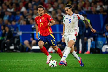 GELSENKIRCHEN, GERMANY - 20 Haziran 2024: Mikel Oyarzabal, Riccardo Calafiori, EURO 2024 İspanya - Veltins Arena 'da İtalya