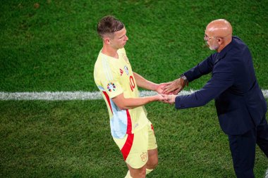 DUESSELDORF, Almanya - 25 Haziran 2024: Dani Olmo, Luis de la Fuente, EURO 2024 Arnavutluk-İspanya futbol maçı Duesseldorf Arena 'da