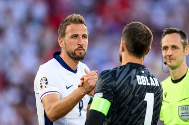 COLOGNE, GERMANY - 25 Haziran 2024: Harry Kane, Jan Oblak, Clement Turpin, EURO 2024 İngiltere - Slovenya maçı Köln Stadyumu 'nda