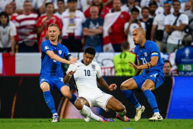COLOGNE, GERMANY - 25 Haziran 2024: Zan Karnicnik, Jude Bellingham, Vanja Drkusiç, EURO 2024 İngiltere Slovenya 'ya karşı Köln Stadyumu' nda futbol maçı