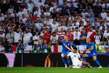 COLOGNE, GERMANY - 25 Haziran 2024: Zan Karnicnik, Jude Bellingham, Vanja Drkusiç, EURO 2024 İngiltere Slovenya 'ya karşı Köln Stadyumu' nda futbol maçı