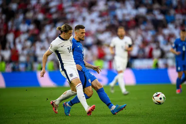 COLOGNE, Almanya - 25 Haziran 2024: Timi Max Elsnik, Conor Gallagher, EURO 2024 İngiltere - Slovenya maçı Köln Stadyumu 'nda