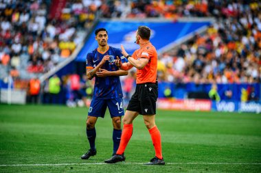 MUNİH, GERMANY - 2 Temmuz 2024: Tijjani Reijnders, Felix Zwayer, EURO 2024 Romanya ve Hollanda 'nın Alianz' da oynadığı futbol maçı