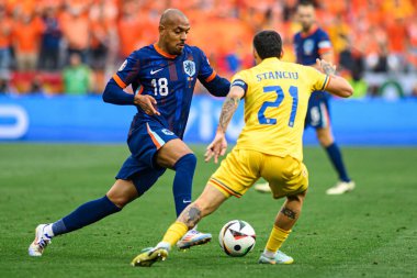 MUNICH, Almanya - 2 Temmuz 2024: Donyell Malen, Nicolae Stanciu, EURO 2024 Romanya ve Hollanda 'nın Alianz' da oynadığı futbol maçı
