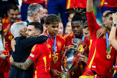 BERLİN, GERMANY - 14 HAZİRAN 2024: Nico Williams, Lamine Yamal, Final EURO 2024 İspanya-İngiltere Olimpiyat Stadyumu karşılaşması