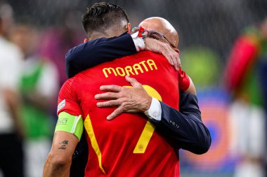 BERLİN, GERMANY - 14 HAZİRAN, 2024: Luis de la Fuente, Alvaro Morata, Final maçı EURO 2024 İspanya Olimpiyat Stadyumu 'nda İngiltere' ye karşı