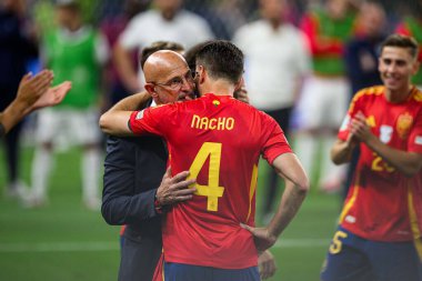 BERLİN, GERMANY - 14 HAZİRAN, 2024: Luis de la Fuente, Nacho, Final EURO 2024 İspanya-İngiltere Olimpiyat Stadyumu karşılaşması