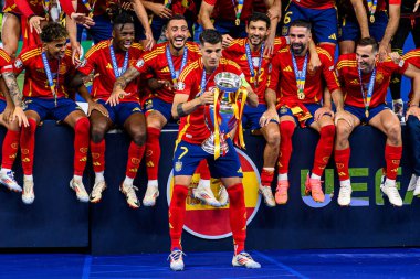 BERLİN, GERMANY - 14 HAZİRAN, 2024: İspanya takımı şampiyondur, Final EURO 2024 İspanya ile İngiltere Olimpiyat Stadyumu karşılaşması