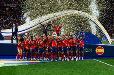 BERLİN, GERMANY - 14 HAZİRAN, 2024: İspanya takımı şampiyondur, Final EURO 2024 İspanya ile İngiltere Olimpiyat Stadyumu karşılaşması