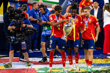 BERLİN, GERMANY - 14 HAZİRAN 2024: Lamine Yamal, Nico Williams, Fermn Lopez, Final EURO 2024 İspanya-İngiltere Olimpiyat Stadyumu karşılaşması 