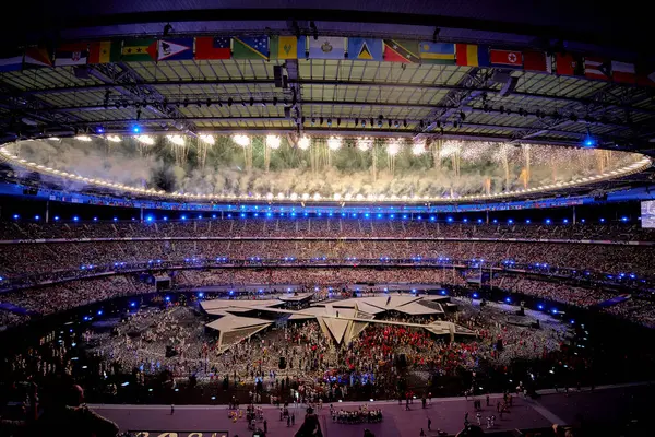 PARIS, FRANCE - 12 AĞUSTOS, 2024 Kapanış Töreni, Paris 2024 Olimpiyat Oyunları, Yaz Olimpiyatları. Stade de France 'da