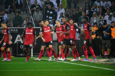 MOENCHENGLADBACH, GERMANY - 23 AĞUSTOS, 2024: Alex Grimaldo, Florian Wirtz, Jonas Hofmann, Bundesliga Borussia Moenchengladbach-Bayer Leverkusen maçı Borussia Park 'ta