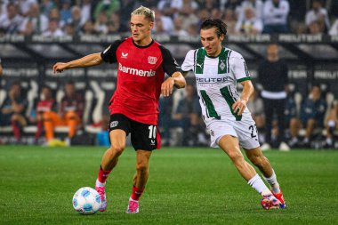 MOENCHENGLADBACH, GERMANY - 23 AĞUSTOS, 2024: Alex Grimaldo, Florian Wirtz, Jonas Hofmann, Bundesliga Borussia Moenchengladbach-Bayer Leverkusen maçı Borussia Park 'ta