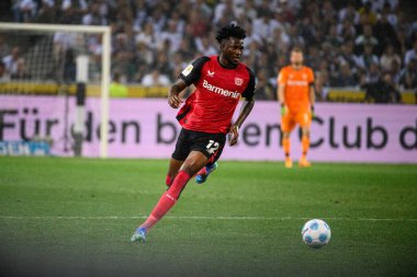 MOENCHENGLADBACH, GERMANY - 23 AĞUSTOS, 2024: Alex Grimaldo, Florian Wirtz, Jonas Hofmann, Bundesliga Borussia Moenchengladbach-Bayer Leverkusen maçı Borussia Park 'ta