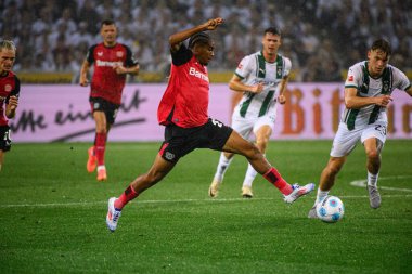 MOENCHENGLADBACH, GERMANY - 23 AĞUSTOS, 2024: Alex Grimaldo, Florian Wirtz, Jonas Hofmann, Bundesliga Borussia Moenchengladbach-Bayer Leverkusen maçı Borussia Park 'ta