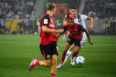 MOENCHENGLADBACH, GERMANY - 23 AĞUSTOS, 2024: Alex Grimaldo, Florian Wirtz, Jonas Hofmann, Bundesliga Borussia Moenchengladbach-Bayer Leverkusen maçı Borussia Park 'ta