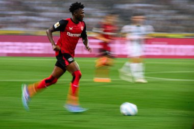 MOENCHENGLADBACH, GERMANY - 23 AĞUSTOS, 2024: Alex Grimaldo, Florian Wirtz, Jonas Hofmann, Bundesliga Borussia Moenchengladbach-Bayer Leverkusen maçı Borussia Park 'ta