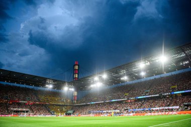 COLOGNE, ALMANY - 24 AĞUSTOS, 2024: stadyumda yağmur. 2.Bundesliga 1 'in futbol maçı. FC Koeln Eintracht Braunschweig 'e karşı Rhein Enerji Stadyumu' nda