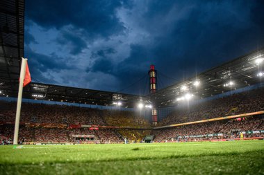 COLOGNE, ALMANY - 24 AĞUSTOS, 2024: stadyumda yağmur. 2.Bundesliga 1 'in futbol maçı. FC Koeln Eintracht Braunschweig 'e karşı Rhein Enerji Stadyumu' nda