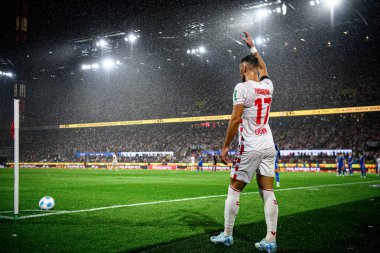 COLOGNE, ALMANY - 24 AĞUSTOS, 2024: Leart Paqarada, 2.Bundesliga 1 'in futbol maçı. FC Koeln Eintracht Braunschweig 'e karşı Rhein Enerji Stadyumu' nda