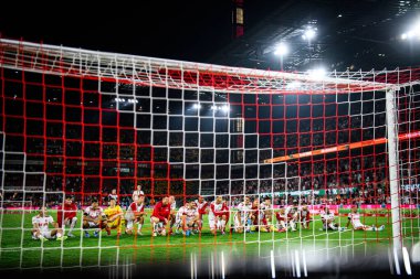 COLOGNE, ALMANY - 24 AĞUSTOS, 2024: 2.Bundesliga 1 futbol maçı. FC Koeln Eintracht Braunschweig 'e karşı Rhein Enerji Stadyumu' nda