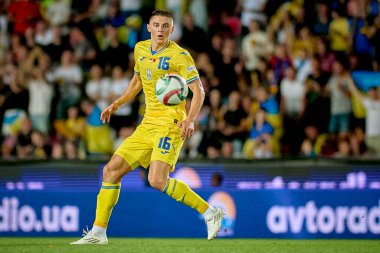 PRAG, CZECH Cumhuriyet - 7 Eylül 2024: Vitaliy Mykolenko, UEFA Uluslar Ligi Maçı Ukrayna - Arnavutluk Epet Arena 'da