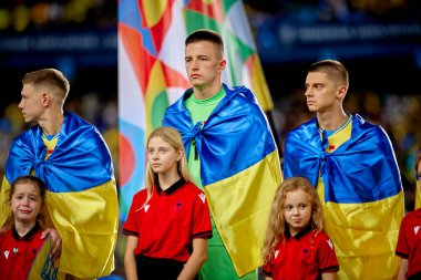 PRAG, CZECH REPUBLIC - 7 Eylül 2024: Mykola Matviyenko, Anatoliy Trubin, Vitaliy Mykolenko, UEFA Uluslar Ligi Ukrayna - Arnavutluk Epet Arena 'da