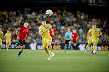 PRAG, CZECH Cumhuriyet - 7 Eylül 2024: Vitaliy Mykolenko, UEFA Uluslar Ligi Maçı Ukrayna - Arnavutluk Epet Arena 'da