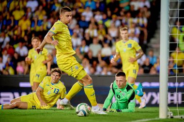 PRAG, CZECH Cumhuriyet - 7 Eylül 2024: Illia Zabarnyi, Anatoliy Trubin, UEFA Uluslar Ligi maçı Ukrayna - Arnavutluk Epet Arena 'da