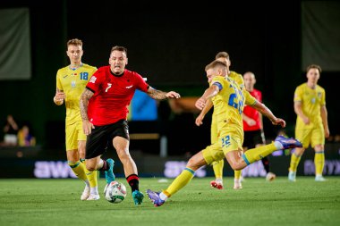 PRAG, CZECH Cumhuriyet - 7 Eylül 2024: Rey Manaj, Mykola Matviyenko, UEFA Uluslar Ligi Maçı Ukrayna - Arnavutluk Epet Arena 'da