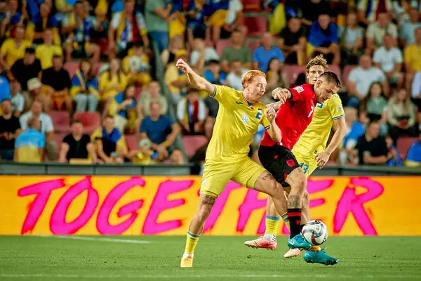 PRAG, CZECH Cumhuriyet - 7 Eylül 2024: Yukhym Konoplia, Rey Manaj, UEFA Uluslar Ligi Ukrayna - Arnavutluk Epet Arena 'da