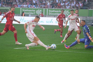 DUESSELDORF, GERMANY - 21 SEPTEMBER, 2024: Steffen Tigges, Florian Kastenmeier, Mercur Spiel Arena 'da 1.FC Koeln' e karşı 2.Bundesliga Fortuna Duesseldorf futbol maçı