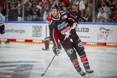COLOGNE, GERMANY - 22 Eylül 2024 Alexandre Grenier, Lanxess Arena 'da DeL Koelner Haie Adler Mannheim' a karşı