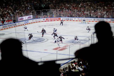 COLOGNE, ALMANY - 22 Eylül 2024: Lanxess Arena 'da DEL Koelner Haie ve Adler Mannheim maçı