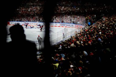 COLOGNE, ALMANY - 22 Eylül 2024: Lanxess Arena 'da DEL Koelner Haie ve Adler Mannheim maçı