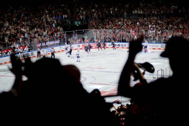 COLOGNE, ALMANY - 22 Eylül 2024: Lanxess Arena 'da DEL Koelner Haie ve Adler Mannheim maçı