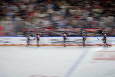 COLOGNE, ALMANY - 22 Eylül 2024: Lanxess Arena 'da DEL Koelner Haie ve Adler Mannheim maçı