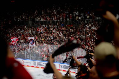 COLOGNE, ALMANY - 22 Eylül 2024: Lanxess Arena 'da DEL Koelner Haie ve Adler Mannheim maçı