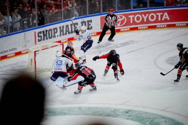 COLOGNE, ALMANY - 22 Eylül 2024: Lanxess Arena 'da DEL Koelner Haie ve Adler Mannheim maçı