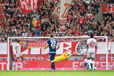 COLOGNE, GERMANY - 29 SEPTEMBER, 2024: Jonas Urbig, Rhein Enerji Stadyumu 'nda 2.Bundesliga 1.FC Koeln-Karlsruher SC maçı