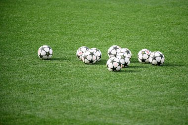 LEVERKUSEN, ALMANY - 30 Eylül 2024 Adidas Baloları, resmi toplar. Alıştırma yap. Bayer 04 Leverkusen ile Bayarena 'da AC Milan arasında oynanan UEFA Şampiyonlar Ligi karşılaşması