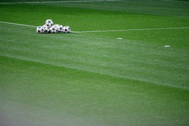 LEVERKUSEN, ALMANY - 30 Eylül 2024 Adidas Baloları, resmi toplar. Alıştırma yap. Bayer 04 Leverkusen ile Bayarena 'da AC Milan arasında oynanan UEFA Şampiyonlar Ligi karşılaşması