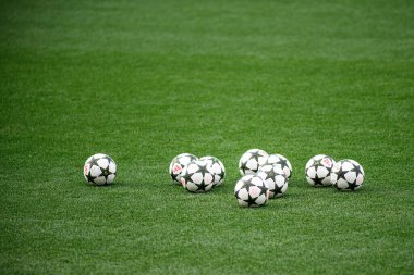 LEVERKUSEN, ALMANY - 30 Eylül 2024 Adidas Baloları, resmi toplar. Alıştırma yap. Bayer 04 Leverkusen ile Bayarena 'da AC Milan arasında oynanan UEFA Şampiyonlar Ligi karşılaşması