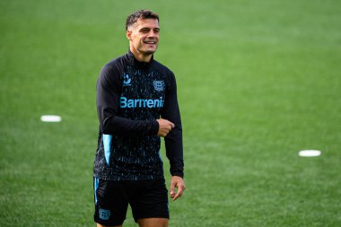 LEVERKUSEN, ALMANY - 30 Eylül, 2024: Granit Xhaka, Pratik. Bayer 04 Leverkusen ile Bayarena 'da AC Milan arasında oynanan UEFA Şampiyonlar Ligi karşılaşması