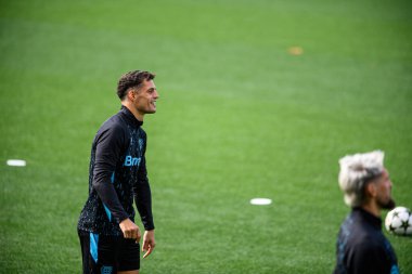 LEVERKUSEN, ALMANY - 30 Eylül, 2024: Granit Xhaka, Pratik. Bayer 04 Leverkusen ile Bayarena 'da AC Milan arasında oynanan UEFA Şampiyonlar Ligi karşılaşması