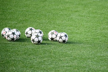 LEVERKUSEN, ALMANY - 30 Eylül 2024 Adidas Baloları, resmi toplar. Alıştırma yap. Bayer 04 Leverkusen ile Bayarena 'da AC Milan arasında oynanan UEFA Şampiyonlar Ligi karşılaşması