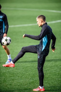 LEVERKUSEN, ALMANY - 30 Eylül 2024 Florian Wirtz Pratiği. Bayer 04 Leverkusen ile Bayarena 'da AC Milan arasında oynanan UEFA Şampiyonlar Ligi karşılaşması
