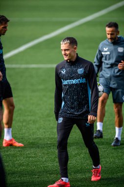 LEVERKUSEN, ALMANY - 30 Eylül 2024 Florian Wirtz Pratiği. Bayer 04 Leverkusen ile Bayarena 'da AC Milan arasında oynanan UEFA Şampiyonlar Ligi karşılaşması